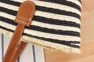 Destaca entre la multitud con este precioso bolso de hilo natural con un intrincado diseño de rayas y un agarre resistente, disponible hoy. - Product Image 4