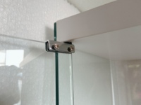 Hochwertige Weiße Gehärtete Glas-Vitrine Rechteckig Polierte Oberfläche Moderne Schmuck-Vitrine Etagere Regal für Zuhause