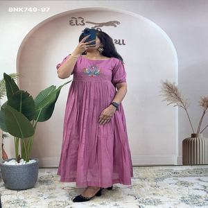 Kurti pour femme en coton Mul de qualité supérieure, aux couleurs étonnantes, idéal pour les occasions spéciales, avec des détails faits à la main. Fabricant de mode féminine de Surat. - Product Image 1