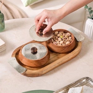 Tarro de especias redondo nórdico de madera con tapa metálica plateada desmontable - Product Image 2