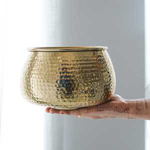 Pot de fleurs rond décoratif en métal martelé, moderne et durable, écologique, fait main, pour la maison, le jardin et les mariages - Product Image 1