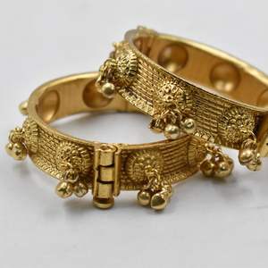 Brazalete indio de moda, hecho a mano, de diseño, chapado en oro, estilo occidental, abrible, para niñas y mujeres. - Product Image 1