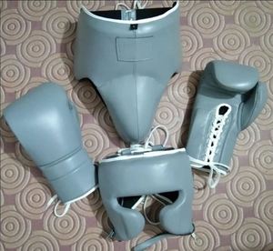 Nouvel ensemble de boxe en cuir multicolore de marque avec cible de frappe et équipement de protection pour l'entraînement de boxe - Product Image 6