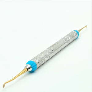 เครื่องมือขูดหินปูนแบบแมนนวล รุ่น Gold Tips Posterior Sickle Scaler 204s ทำจากสแตนเลสสตีล ใช้ซ้ำได้ สำหรับงานทันตกรรมบริเวณสะพานฟันที่บอบบาง - Product Image 4