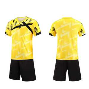 Fabricación de uniformes de fútbol personalizados, conjunto de dos piezas de camiseta y pantalones cortos sublimados. - Product Image 3