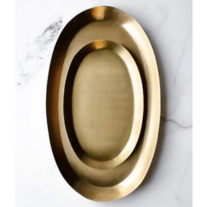 Plateau de service moderne minimaliste en laiton avec bords lisses pour une utilisation contemporaine dans la cuisine, sur la table à manger et pour la présentation en café. - Product Image 6