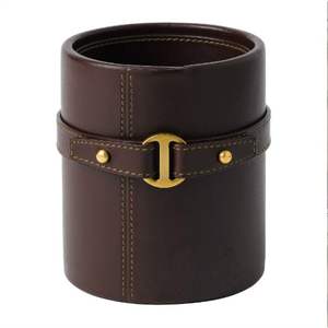 Juego de 4 Vasos para Dados de Cuero PU de Lujo Clásico Moldeado a Mano, Vasos Resistentes para Juegos de Mesa con Forro de Fieltro Azul para Juegos de Mesa - Product Image 1