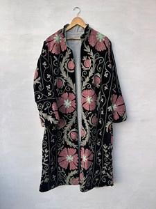 Chaqueta larga bohemia de terciopelo negro bordado con diseño floral rosa, manga larga, ropa de abrigo de invierno para mujer - Product Image 2