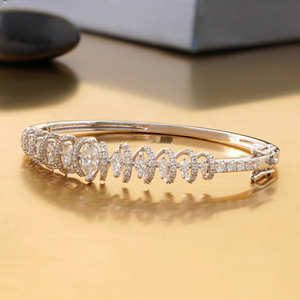 กำไลข้อมือทองคำขาวและทองคำเหลือง 14K ประดับเพชรทรงมาร์คีส์ 2.69 กะรัต เพชรเพาะเลี้ยงในห้องปฏิบัติการ ประดับเพชรทรงลูกแพร์ธรรมชาติ รับรองโดย IGI - Product Image 2