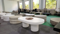Table à manger ovale en béton blanc minimaliste moderne faite à la main avec base à double piédestal rond pour les espaces de villas, d'hôtels et de patios