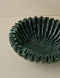 Lámpara de Mesa Moderna de Mármol con Forma de Flor, Superficie Pulida, Base Resistente, 100% Hecha a Mano, Duradera, para Sala de Estar - Product Image 1