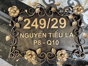 Plaque de numéro de maison traditionnelle en fer forgé, ovale noire avec lettres dorées, pour usage extérieur, hôtel, villa, design graphique - Product Image 4