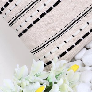 Housse de coussin personnalisable en coton 100% tissé à la main, texture brodée, motif rayé noir et blanc moderne, fermeture éclair carrée - Product Image 4