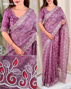 Nouvelle collection de saris en satin de coton avec imprimé Bandhej et bordure brodée au fil, tissée avec des fils Zari, fournisseur indien - Product Image 3