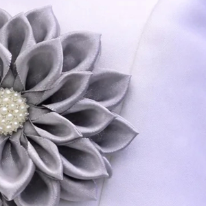 Broche de Flor Blanca, Elegante Pin Floral para Mujer, Accesorio de Moda de Lujo con Diseño Clásico de Pétalos de Tela, Color Blanco - Product Image 3