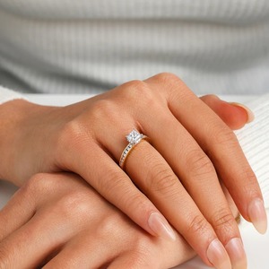 Bague de fiançailles solitaire en or jaune 14 carats avec diamant de laboratoire taille princesse de 1,15 carat serti en canal - Product Image 3