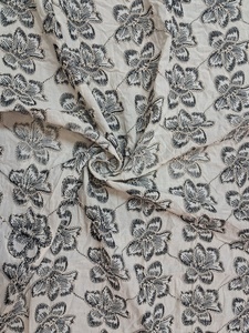 Tissu en coton blanc cassé en gros avec motif floral quadrillé à contour noir et travail de cordon 3D pour vêtements de créateurs et décoration intérieure - Product Image 3