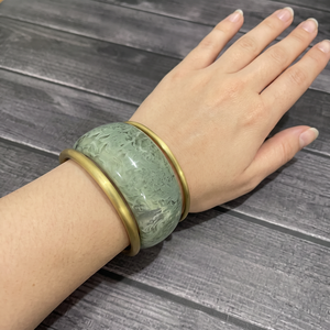 Conjunto de Joyería Hecho a Mano: Brazalete de Resina Verde Texturizada y Anillo de Latón Dorado para Mujer, Venta al Por Mayor - Product Image 3