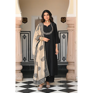 Nouvelles arrivées de vêtements pakistanais de créateurs, magnifiques tenues de mariage en viscose avec broderies, ensemble Kurti et pantalon. - Product Image 1