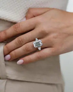 迷人的新14 Kt白金惊人的实验室生长祖母绿切割钻石珠宝纸牌戒指，适合外观精美的女性