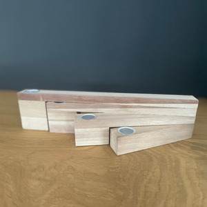 Porte-bougie minimaliste en bois avec finition naturelle multi-tons et support métallique intégré pour bougie chauffe-plat, idéal pour la décoration - Product Image 2
