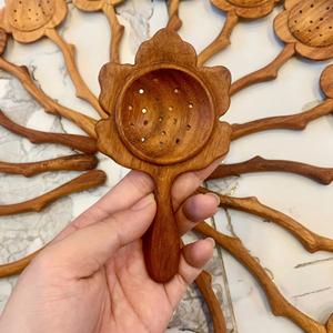 Cuillère à fentes en bois naturel pour la cuisine et le passage des aliments, fabriquée au Vietnam, avec service de gravure de logo - Product Image 1