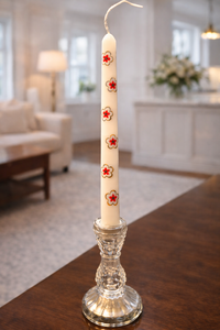 Bougie en cire de soja et paraffine conique, peinte à la main avec des accents floraux rouges et dorés, ajoute une touche d'élégance pour la décoration de Noël à la maison - Product Image 3