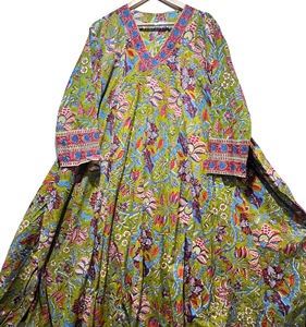 ชุดเดรสผ้าฝ้ายสีเขียวรักษ์โลกสำหรับผู้หญิง คอวี แขนทรงระฆัง แต่งลายชาติพันธุ์ เอวธรรมชาติ ฟรีไซส์ คุรติ - Product Image 1