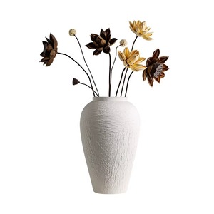 Ensemble de 3 vases en céramique au design minimaliste pour la décoration intérieure moderne, fabriqués de manière incroyable par HRCRAFTVERSE - Product Image 5