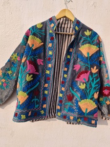 Abrigo Reversible con Capucha Bordado Floral de Terciopelo Rosa Suzani Hecho a Mano para Mujer, Tallas Grandes, Relleno 85% Algodón, Estilo Gótico, Boutique - Product Image 1