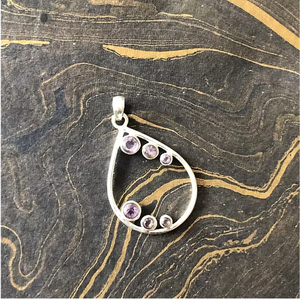 Hermoso colgante de diseño hecho a mano con múltiples piedras de amatista, ideal para cualquier ocasión. - Product Image 2