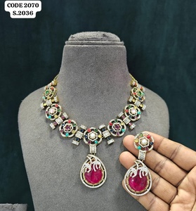 Elegante Conjunto de Collar con Colgante Floral Real y Adornos de Gemas Multicolor, Chapado en Oro Antiguo, Collar de Latón con Diseño Impresionante - Product Image 1