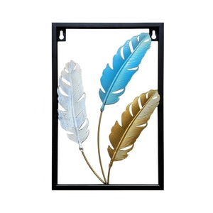 Décoration murale moderne de luxe en métal doré et blanc avec plumes, sculpture murale élégante avec cadre, décoration murale suspendue - Product Image 1