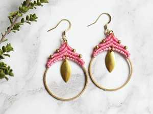 Boucles d'oreilles créoles en macramé faites à la main avec breloque pointe dorée, style bohème, en fibre, pendantes pour femme - Product Image 5