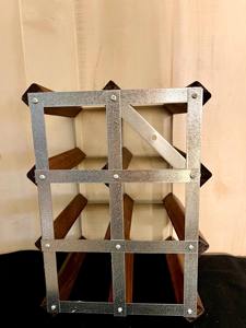 Estante para Botellas de Vino de Ocho Columnas, Soporte Metálico, Apto para Restaurantes, Hoteles y Bares, Almacenamiento de Vino, Hecho a Mano en India - Product Image 5