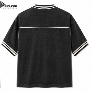เสื้อยืดแร็กแลนสีดำฟอกกรดสำหรับผู้ชาย ผ้าฝ้าย 100% แผ่นไหล่สีขาวตัดกัน แถบตกแต่งแนวนอนที่อก ลายตัวอักษร แถบยางยืด - Product Image 2