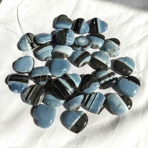 Opale bleue naturelle Owyhee de Cambay Art, petite sculpture en forme de cœur, pierre précieuse polie en gros pour la guérison, la décoration et les cadeaux – Excellente qualité - Product Image 4
