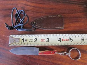 Couteau miniature artisanal en acier Damas avec porte-clés, manche en bois Pakka rouge, étui en cuir véritable, personnalisable OEM, utilitaire de survie - Product Image 4