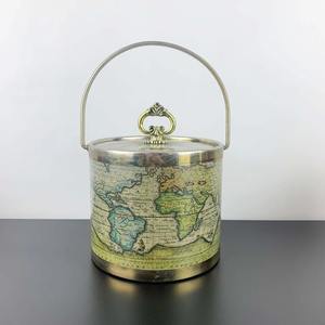 Seau à glace design carte du monde, idéal pour les réceptions, les bars à domicile, le refroidissement du vin et de la bière, présentation sur table et accessoire élégant, provenant d'Inde. - Product Image 1