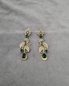 Pendientes largos con dijes de flor y hoja, piedras AD y piedras brillantes con corte de pera, chapados en oro antiguo, colección de pendientes para fiesta. - Product Image 5