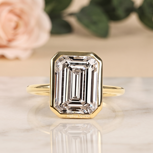 Anillo de compromiso de plata de ley chapado en oro amarillo con moissanita de corte esmeralda y engaste de puntas, joyería de moda para mujer - Product Image 1