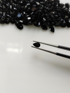 Onyx noir naturel 6x4MM, coupe poire, qualité supérieure, pierre précieuse en vrac pour la fabrication de bijoux - Product Image 1