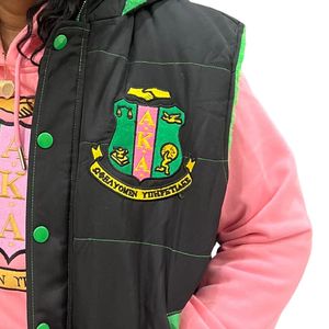 Gilet matelassé à capuche noir et vert AKA avec doublure en sherpa, veste d'hiver chaude décontractée pour femme avec accent rose - Product Image 5