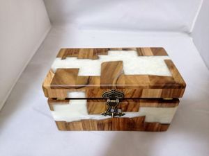 Boîte à bijoux élégante en MDF et résine, fabriquée à la main, avec une construction de qualité supérieure pour une utilisation de stockage à long terme - Product Image 4