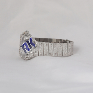 Montre en moissanite fabriquée en Inde, montre-bracelet tendance avec cadran en pierres scintillantes et construction en acier inoxydable durable - Product Image 4