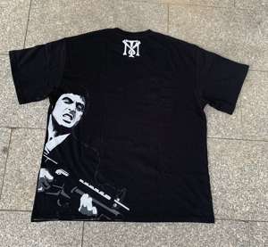 T-shirt décontracté rétro américain 100 % coton, coupe carrée, col ras du cou, surdimensionné, avec broderie et patchs usés pour homme - Product Image 2