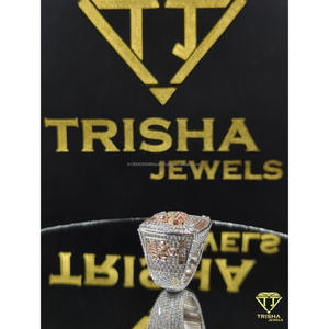 Bague carrée audacieuse avec diamants de laboratoire VVS, entièrement sertie, bijou de luxe hip-hop par Trisha Jewels - Product Image 4