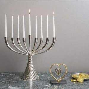 Menorah de Latón con Acabado Plateado de 9 Brazos, Diseñada para una Decoración Duradera del Hogar en Días Festivos Religiosos, Incluyendo Navidad y Pascua - Product Image 6