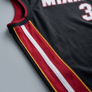 Camiseta de Baloncesto Personalizada sin Mangas para Hombre, Negra, Roja y Blanca, Sublimada, de Malla Transpirable, con Cuello en V - Product Image 3