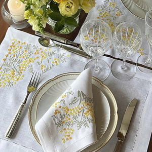 Ensemble de sets de table et serviettes de luxe personnalisés en lin 100% brodé, lavables, style vintage traditionnel motif fleur de mimosa, avec ourlet festonné, pour la maison - Product Image 1